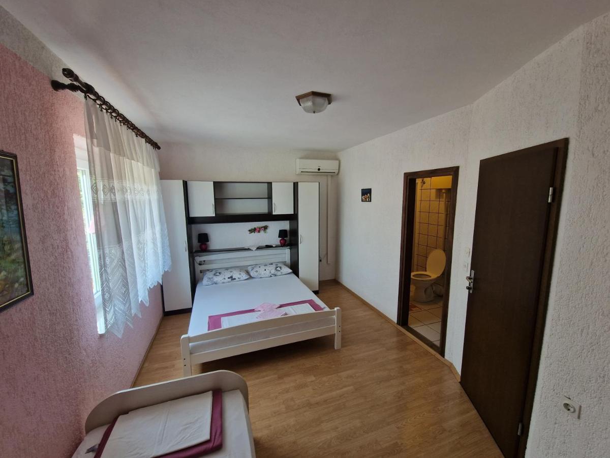 Rooms Anita Sibinj Sibinj Krmpotski Bagian luar foto
