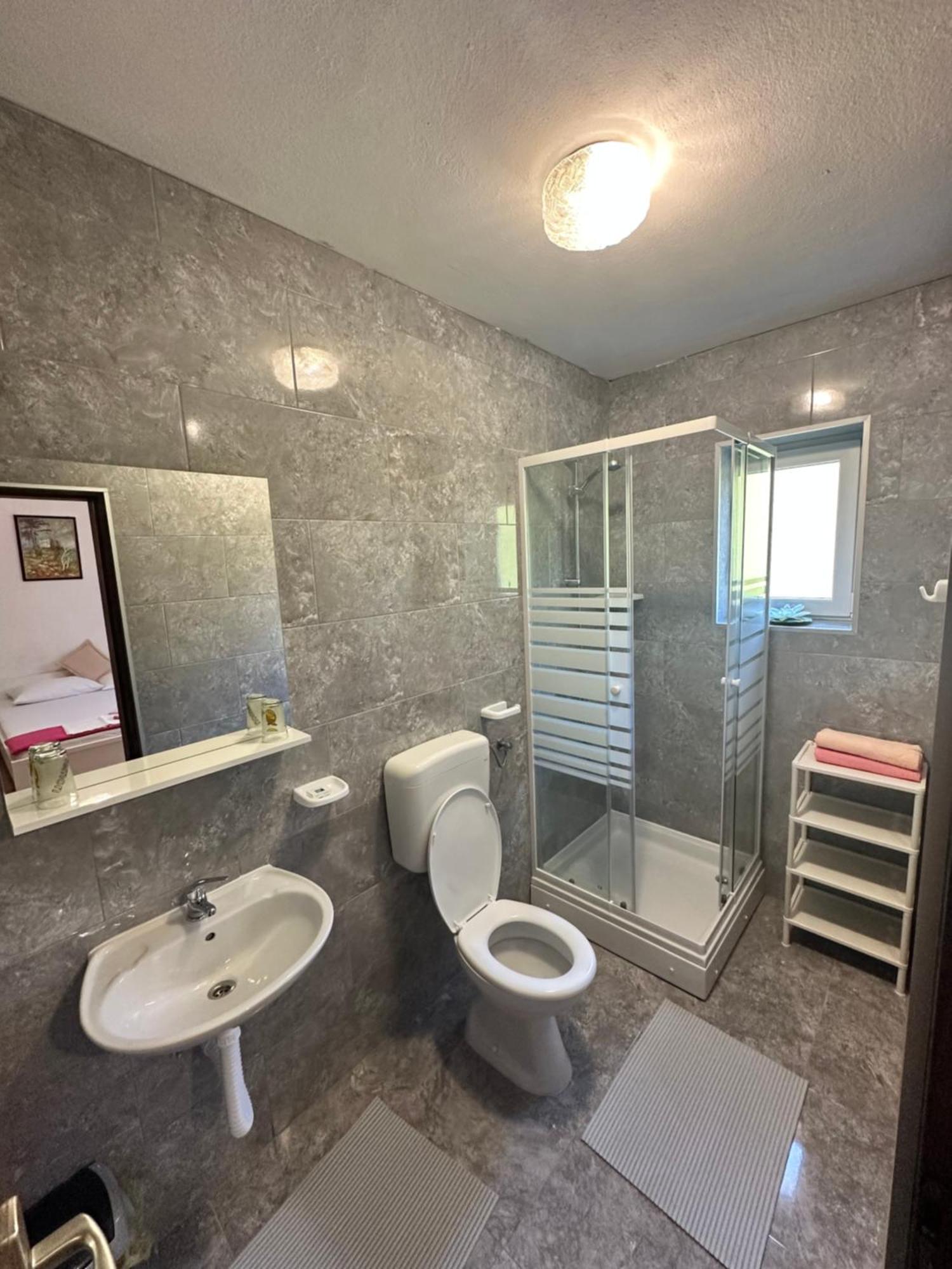 Rooms Anita Sibinj Sibinj Krmpotski Bagian luar foto