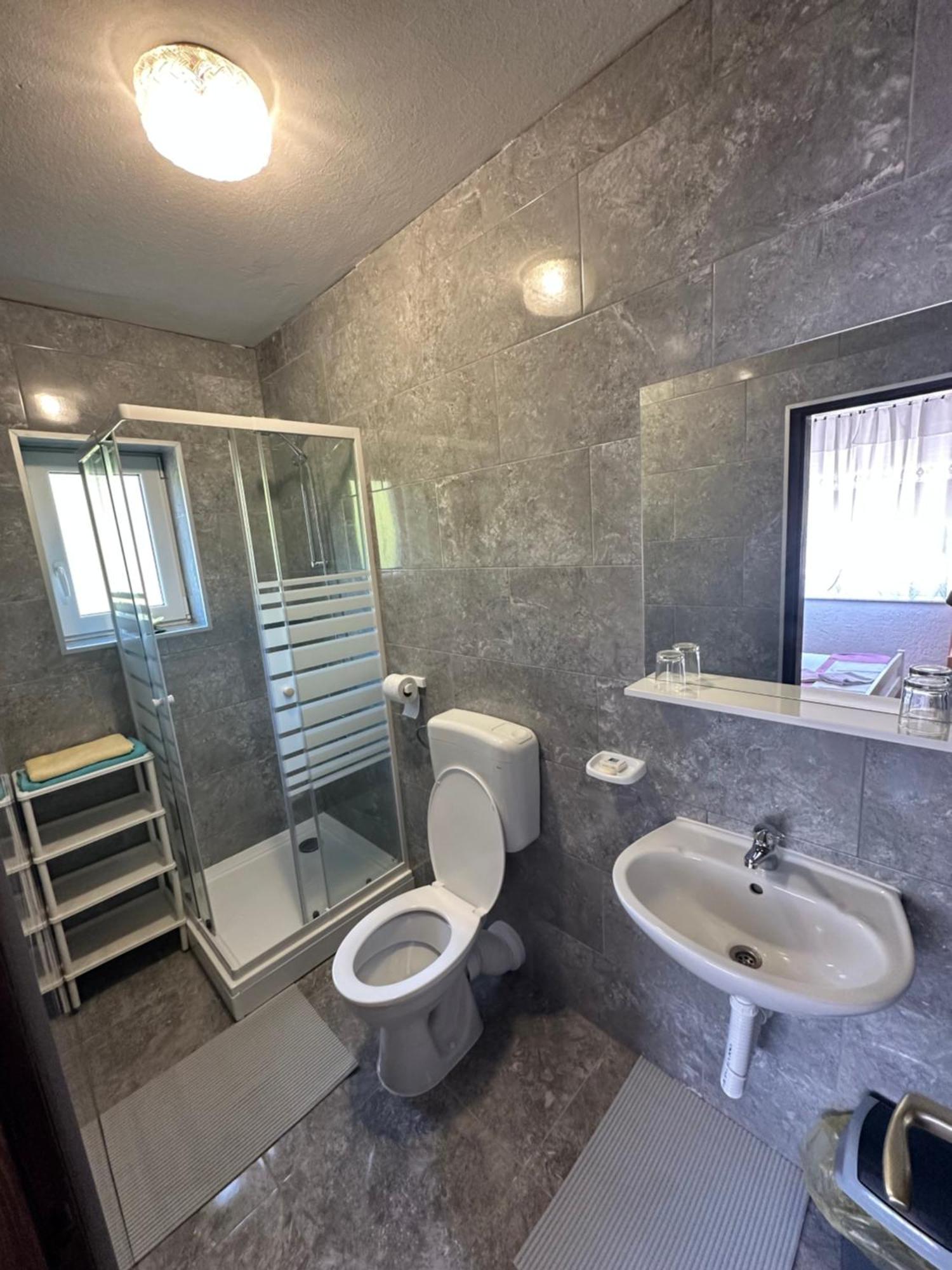 Rooms Anita Sibinj Sibinj Krmpotski Bagian luar foto